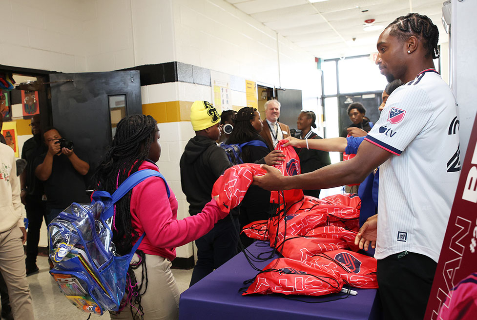 Jonathan Bell handing out swag bags to middle school students